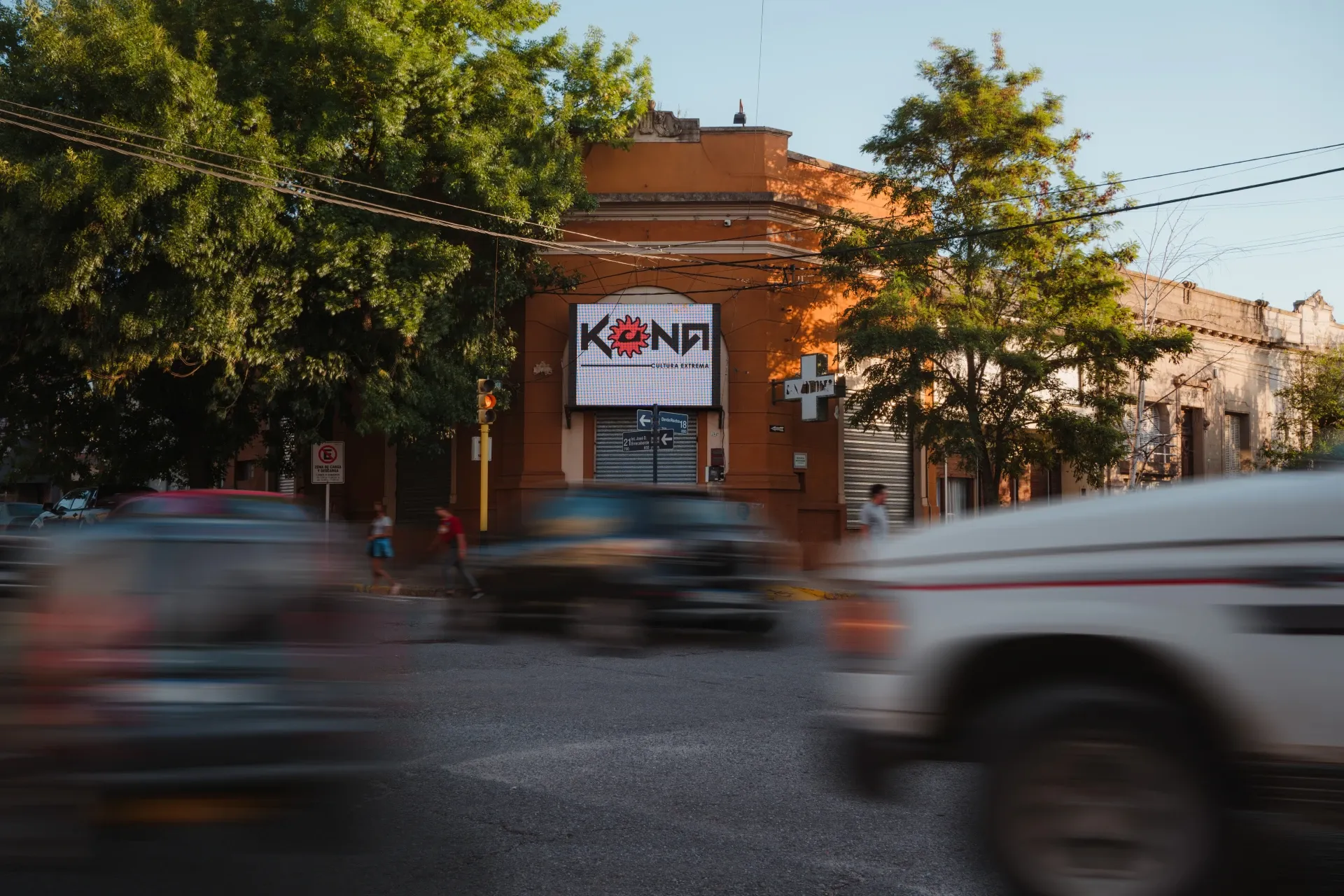 Pantalla LED de vía pública iluminada al anochecer